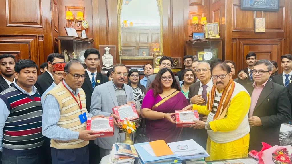 The Hon'ble Speaker, Shri Biman Banerjee graciously received cake prepared by the students of EIILM-Kolkata in presence of Prof.(Dr.) R.P.Banerjee and members of the EIILM-Kolkata family, at his office